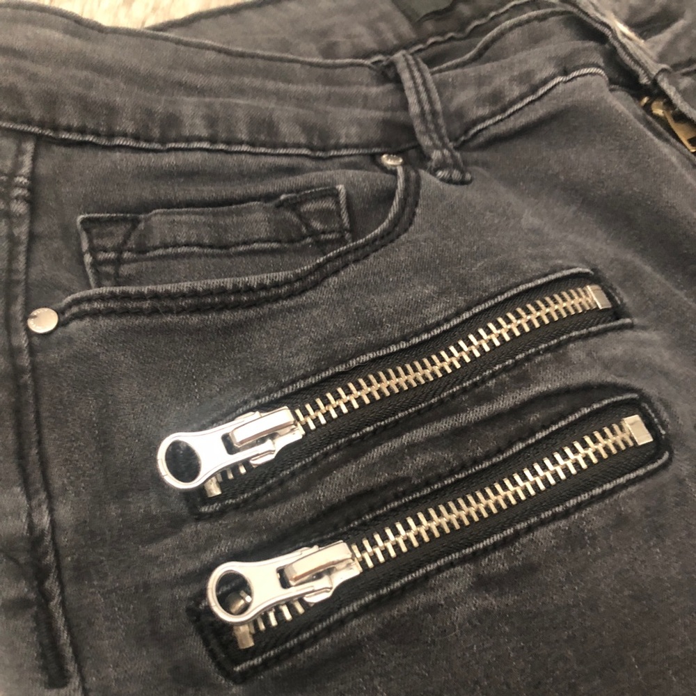 Bullhead Denim Co. Black Skinny Mid-Rise Jeans - Picture 4 of 9